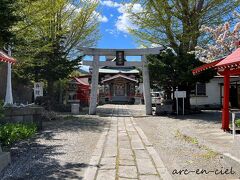 「函館ドック」駅前にある「函館厳島神社」にご挨拶。

「函館厳島神社」は、江戸前期に創建。その後、何度か移され、現在地に1866年（慶応2年）に移ってきたそうです。海の守護神として、地元や松前、遠くは北陸や大阪の商人の尊信を得ていたとのこと。

歴史ある神社なのですね。