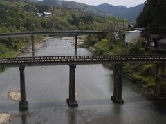 江川崎を過ぎると左にカーブして高規格の高架が中心になります