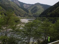 山あい川沿いを迂回する感じで走るのでトロッコ列車だと良い感じになる