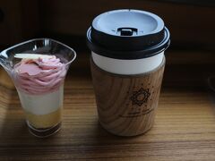 季節のモンブランとコーヒーを注文