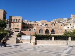 まずはマルディン博物館（Mardin Müzesi）を見学することに。

スリヤーニ（シリア）・カトリック総主教区（Süryani Katolik Patrikhanesi）として1895年に建てられた教会の建物を改修した博物館。
同じ敷地内に聖母マリア教会（Meryem Ana Kilisesi）があります。