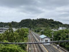 富浦駅から東京方面。
登りも下りも陸橋を渡って駅舎へ。