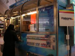 中央駅隣りのバスターミナルで、明日、空港へ行くバスを確認。
窓口と券売機とあったので、何かあっても(って何が…？！)大丈夫。券売機は英語表示もあるので、チケット買うのも問題なさそうなんですけど、何か聞きたいときに、窓口にヒトがいるとちょと安心です。
