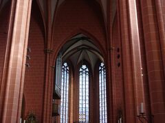 大聖堂（Kaiserdom St. Bartholomaus）に入りました。
１４１５年に建設が始まり、１８７７年完成のゴシック様式の教会です。
天井の高いことと言ったら！
