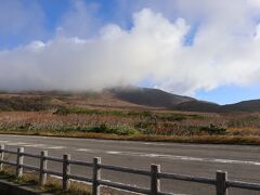 知床峠展望台
羅臼峠は雲がかかってはっきり見えなかったけど
荘厳な雰囲気が漂っていた・・

そして風が強くさむ～～