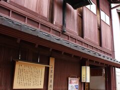 ひがし茶屋街
旧中屋=1820年に建てられた茶屋で、金沢市指定文化財だそうです。