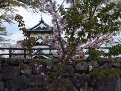 現存十二天守の弘前城が見たたので入場料を払って登ってみる。