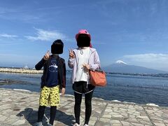 そうです。後ろは富士山です！

長々と説明いたしますと・・・
まず3月の学科試験は無事合格しました！（ギリギリですが・・・汗）
ところが、3月末に串本で講習予定だったのですが・・・。直前に行ったスノーボードで腕打撲！
とてもダイビングできる状況でなくなり、延期に！
で、MICさんに4月中旬でお願いしたのですが・・・
前日に突然人数集まらず、講習出来ない！と連絡が！
そんなアホな！前日に延期では困るので、大阪か東京のスタッフに頼んででもやってくれ！と怒ったところ・・・千葉の房総のスタッフに頼んで伊豆でやってもらうこととなりました～！ま、伊豆までは運転してきてくださいと・・・。
僕は仕事だったので、嫁が伊豆まで3時間半かけて行きました（笑）
