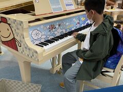 さて、本題の旅行です！
今回は直行便が取れず、那覇経由で行きます。
石垣に着くのは夜です・・・。さすがに連休初日セントレアも混んでました！

で、空港ピアノを息子が・・・。
もうすぐ発表会です！