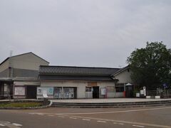 　福野駅です。
　駅舎は開業以来の木造平屋建てで富山県内最古のものだそうです。