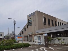 　次は砺波駅です。
　橋上駅となっています。