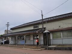 　次は高岡市に入り戸出駅です。
　この駅舎も100年以上経過している古い駅舎だそうです。