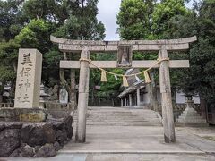 出雲大社の長男と奥様を祀っているという美保神社。
当初、ここに来る予定はありませんでしたが宿でお世話になった従業員さんから出雲大社だけの参拝だと片参りになると聞いたので両参りするため思いつきで美保神社にやって来た次第です。ちなみに出雲大社→美保神社の順でお参りすると縁結びの効果が上がるみたいです。
