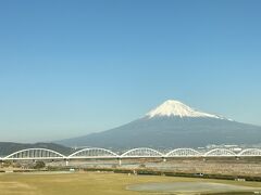この日はいい天気で新幹線から富士山がきれいに見えました。