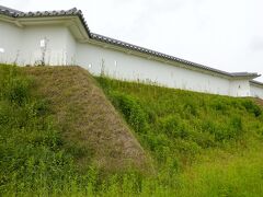 屏風折れ！

土塀にはりつくように身を隠した敵を、鉄砲で撃てるよう工夫された構造。
折れは2ヶ所あって、その折れに対応して土手も張り出しているんです。
