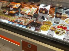 ガトー・ド・ボワイヤージュ。横浜の有名なお菓子屋さん。都内にもいくつか店舗があります。

馬車道を連想させる馬蹄のかたちのパイがサクサクしてておすすめです。