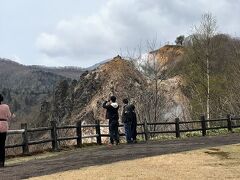 日和山展望台
帰路は地獄谷から大湯沼を経て日和山展望台を通るルートです。
日和山は今も白煙を上げる活火山。標高377m
