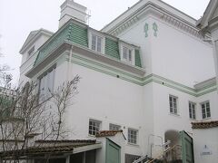 ティールスカ・ギャラリーがあるのはユールゴーデン島の東の端。
同じユールゴーデン島にあるローゼンダールガーデンと直線では2Kmぐらいの距離ながら、バスの路線は違うので、一緒に行こうとするとちょっと面倒くさい。今ならグーグルマップで道を確認しながら行けるので、公園内をお散歩♪というのも手かも。