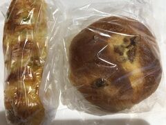 　朝食用のパンも。左は枝豆パン、右がクルミパン。1個108円。
阪急ベーカリーショップにて。
