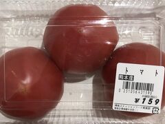 　トマトは駅内のスーパー、博多ステーションフードにて３個159円。
　買い物を終え、マースガーデンホテル博多へ。
