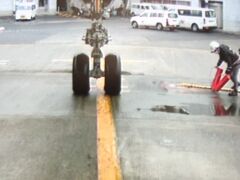 　帰りのパイロットさんもお上手。黄色の線を挟んでます。
　20分も早く到着しました！荷物は20分待ってようやく出て来て、結局1本早いリムジンバスに乗れるかと思って期待しただけで終わり。間に合わず。予定通りのに乗ります。30分どうしましょう？羽田空港散歩しましょう。