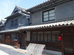 　くす玉の下がった大きな建物。