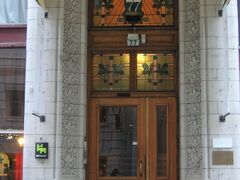 ドロットニングガータンをさらに北上して見つけたステキホテル。
わ～、ステキ♪　ステンドグラスも扉まわりの彫刻もマロニエだな。
Hotel Bentleys
Drottninggatan 77