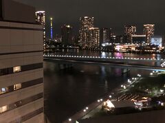 東京・豊洲のホテル『ラビスタ東京ベイ（共立リゾート）』の
【プール】からの眺望の写真。

あ、こちら側からはライトアップした東京スカイツリーが
見えるんですね☆彡
「豊洲ぐるり公園」と「晴海大橋」も見えます。
写真奥には【アーバンドック ららぽーと豊洲】も見えます。