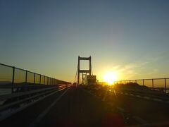 太陽に向かって走れー
来島海峡大橋を渡り　いよいよ四国上陸