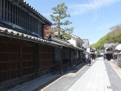 　左の建物は旧吉井家住宅。