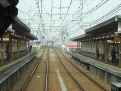 やっと６両編成が停まれるぐらいのホームの駅。