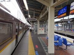 終点の阪神尼崎駅に到着。
ここから、三宮方面の電車に乗り継ぐのだが、そのホームは右奥に見えているホーム。
一旦階段を降りて隣のホームに移動しなければいけないように見えるが…
