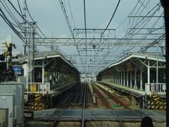 武庫川の鉄橋の上にホームがある武庫川駅。
川が市境になっているので、ホームの真ん中が尼崎市と西宮市の市境。