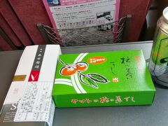 新大阪駅からはくろしお号に乗り換えです。
昼ご飯は駅弁の柿の葉すしを。プシュ♪もしました。