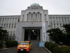 市電に１駅だけ乗って到着したのが愛媛県庁。
