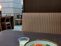 今日からオリエンタルホテル沖縄リゾート＆スパに２泊します。
１１：２０発の空港リムジンバスで行くので、那覇空港内のフードコートで早めのランチ。沖縄そばを食べました。

