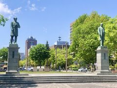 大通り公園10丁目には、黒田清隆像と、ケプロン像が並んで建っています。
いずれも、北海道開拓使を立ち上げ、貢献した人物です。