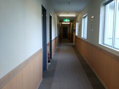 無事チェックイン　思ったより大きいホテルでした
ただ2階までしかなくて　横に広い作りです
なので　廊下が長い