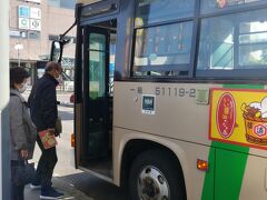 15:21弘前着です
ここで弘前城を　見に行く予定でしたが
母は疲れたそうで　駅で待つとのこと
ではでは　一人でバスに乗って行ってみます
15:30ぐらいの　100円バスに乗車します