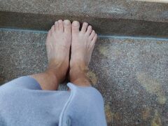 さっきの足湯で　休憩します
先週の　石垣島でウインドサーフィンをやった為
シューズを履いてる　足と
日焼けしたすねの色が　全然違います

靴で見えないから　いいけど、、