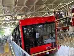 極楽橋駅で高野山ケーブルに乗り換えます。最近、ケーブルの車両が新しくなりました