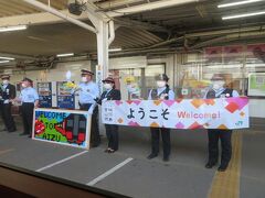 「ようこそ」の横断幕に迎えられて会津若松駅着１１時３９分頃。
半分近くのお客さんが降りたみたい。
