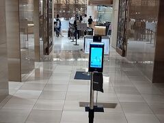 夕食は、ホテルロビー階のレストラン「フォレストガーデン」です。
娘婿のバースデーをサプライズで祝いました。
ディナービュッフェですが、大変喜んでくれました。