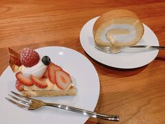 購入したものはいちごのタルトとロールケーキの２種類
甘すぎないクリームに酸味のあるいちごでとっても美味しかったです。
