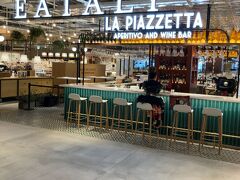 GINZA SIXまで歩いてイータリーへ。ここはレストランが２つあり、バールのような軽食が食べられるカウンターもある。