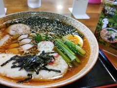 宮之浦の町の中にある「楓庵」で”屋久島ラーメン”の昼食。屋久島産のとろろやサバ節、アオサが乗ってて美味しかった。