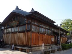 鯖湖湯
https://www.iizaka-onsen.jp/sabakoyu
古くから日本最古の木造建築共同浴場として親しまれてきましたが、老朽化により平成5(1993)年、明治時代の共同湯の姿を再現し改築されました