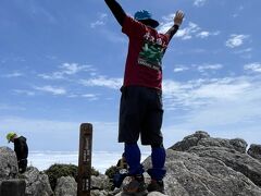 10時40分。やっと登頂！1936mではあるが九州最高峰だ。まるで夏の様な空の色。