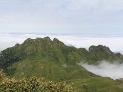 ガスが迫っているが第二の峰「永田岳」も見えた。お昼を食べ終わり11時半に下山開始した時にはもうガスに隠れてしまっていた。