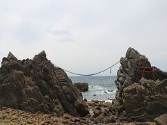 西の海岸に在る「雄龍雌龍の岩」。各地にある”夫婦岩”は丸っこいものが多いがこれは尖っていて確かに龍の顔に見える。